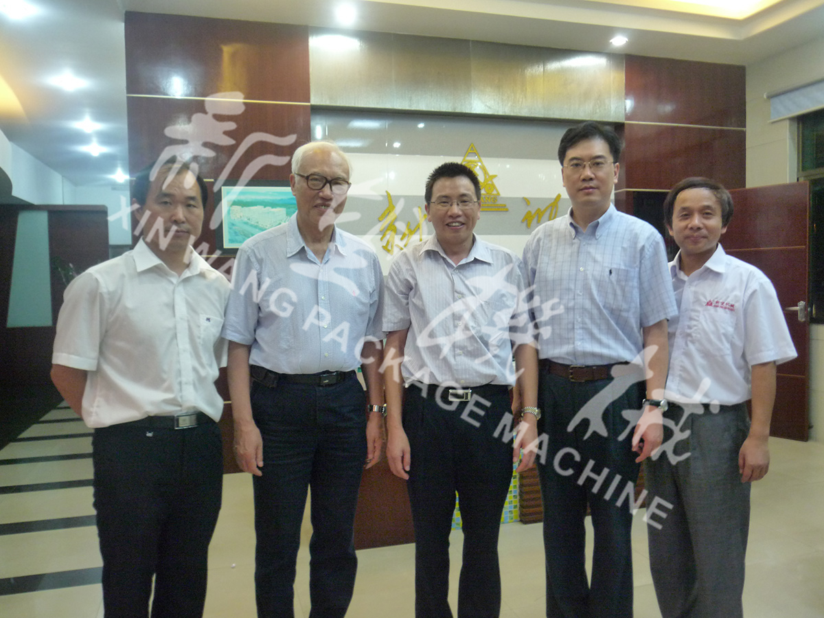 中國(guó)工程院院士段正澄、中國(guó)工程院院士、華中科技大學(xué)黨委書(shū)記邵新宇、廣東省智能機(jī)器人研究院院長(zhǎng)張國(guó)軍一行蒞臨新望公司考察指導(dǎo)