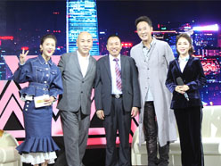 新望董事長(zhǎng)羅永輝與著名歌星劉尊老師、汪正正老師、郭津彤老師、主持人雅琪在北京電視臺(tái)錄制節(jié)目現(xiàn)場(chǎng)親切合影